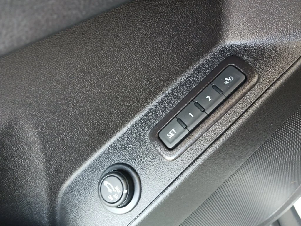 Used 2018 IRIDESCENT PEARL TRICOAT Chevrolet Premier image 37