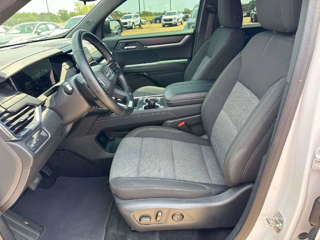 Used 2025 White GMC Elevation image 25