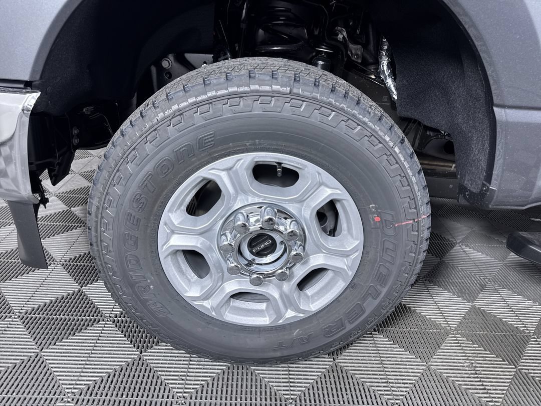 New 2026 Carbonized Gray Metallic Ford XLT image 26