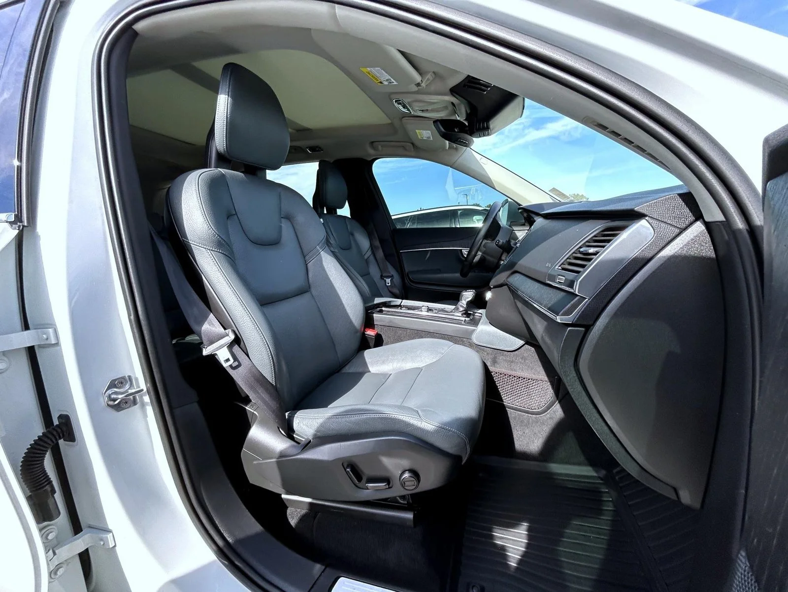 Certified Used 2020 White Volvo T6 Momentum image 16