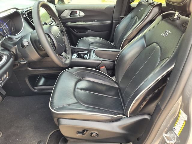 Used 2025 Gray Chrysler Limited image 29