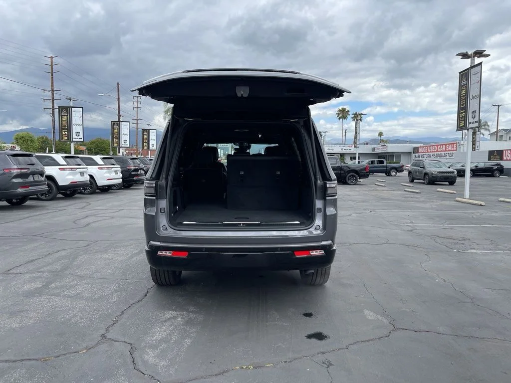 New 2026 Baltic-Gray Metallic Clear-Coat Exterior Paint Jeep Summit Obsidian image 9
