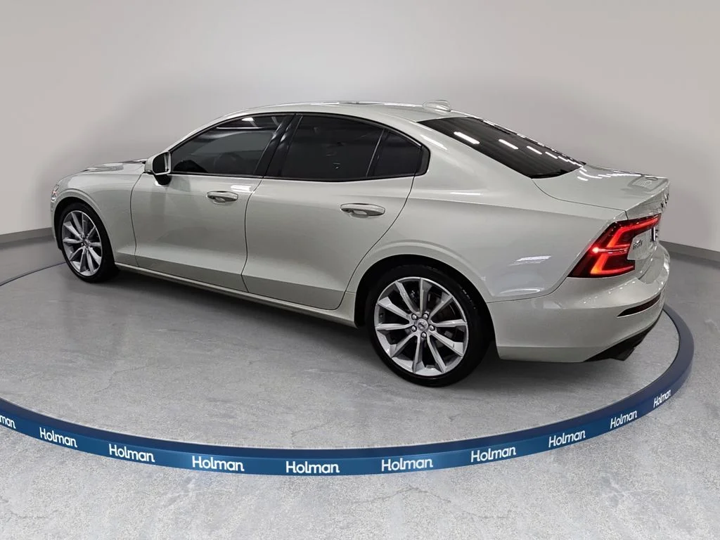 Used 2019 Beige Volvo T5 Momentum image 9