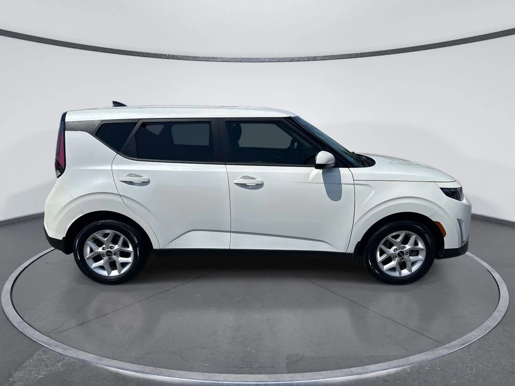 Used 2023 White Kia LX image 8