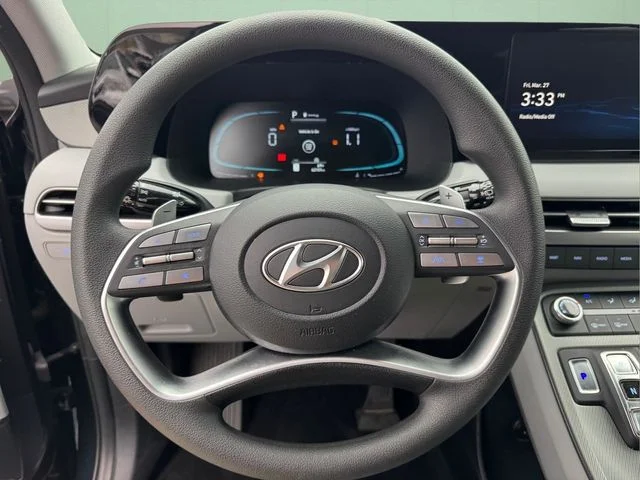 Used 2023 White Hyundai SE image 27