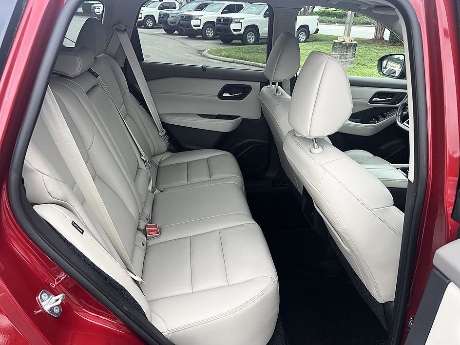 Used 2023 Scarlet Ember Tintcoat Nissan SL image 16