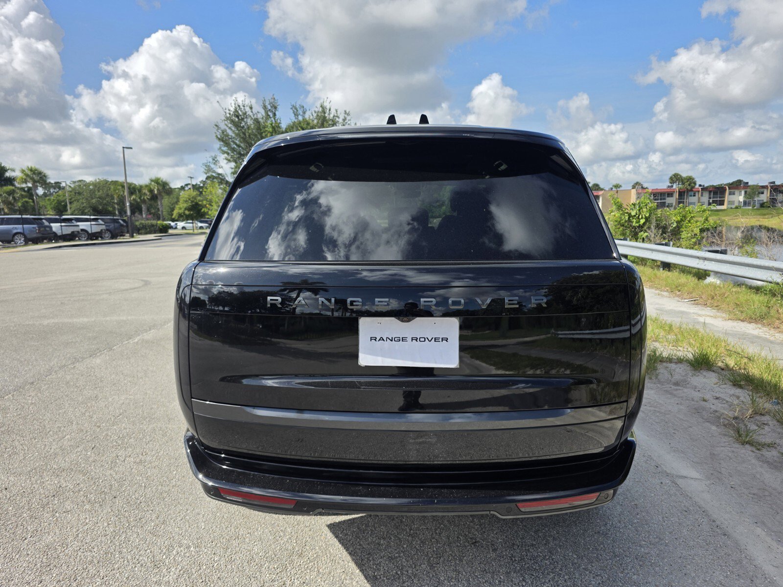 New 2026 Santorini Black Land Rover SE image 6