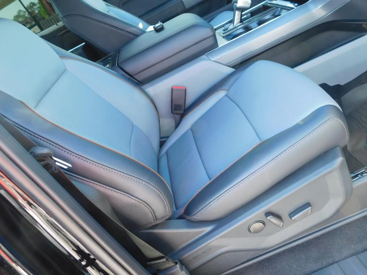 New 2026 Agate Black Metallic Ford Lariat® image 23
