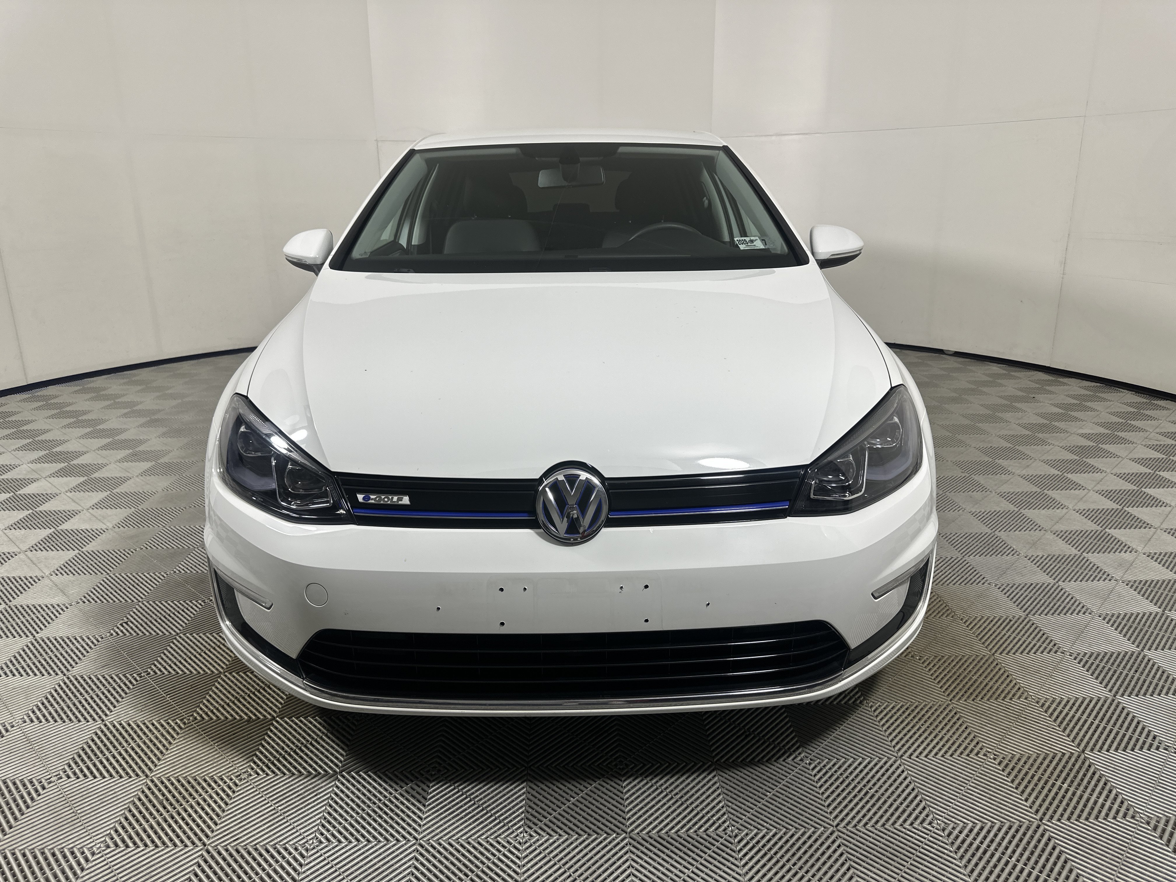 Used 2016 White Volkswagen SE image 2