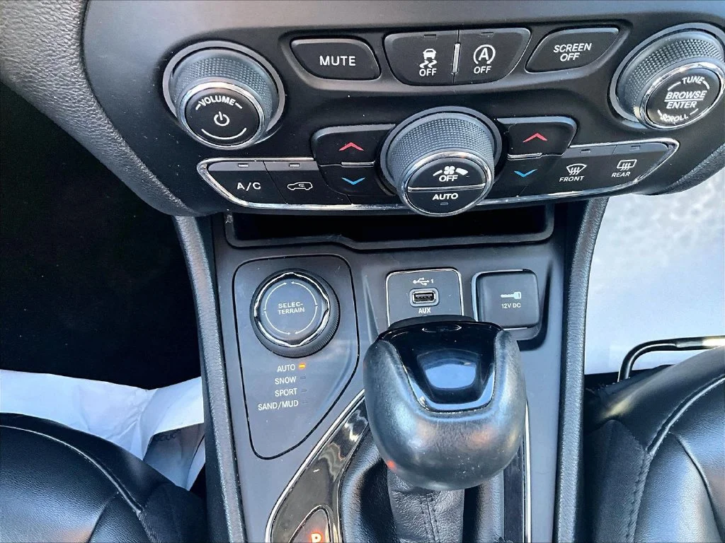 Used 2020 Black Jeep Latitude Plus image 33