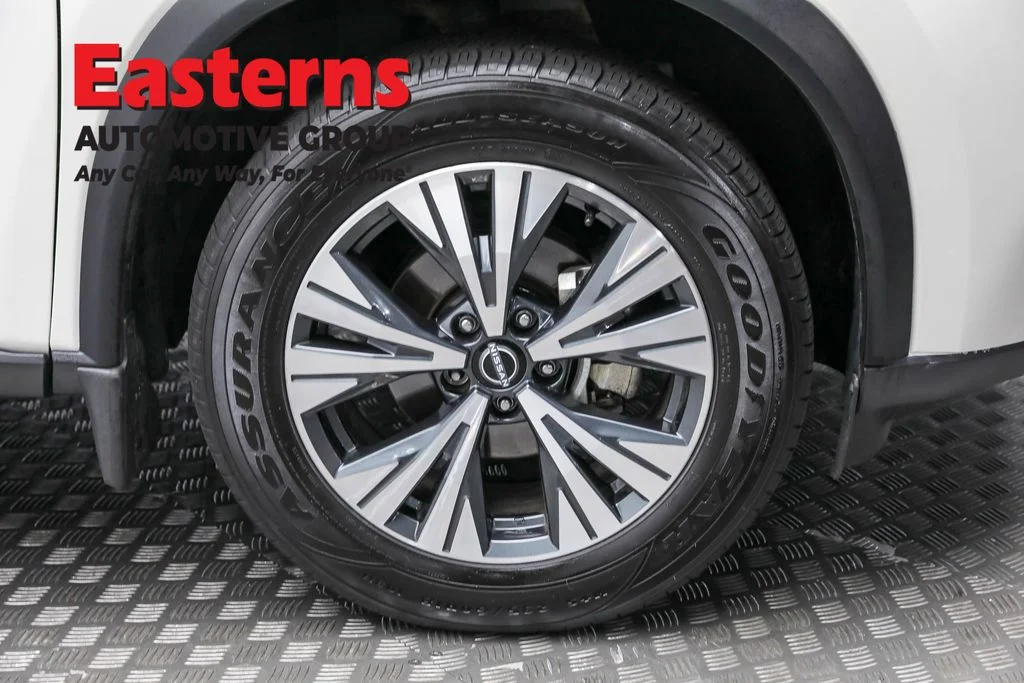 Used 2022 White Nissan SV image 31