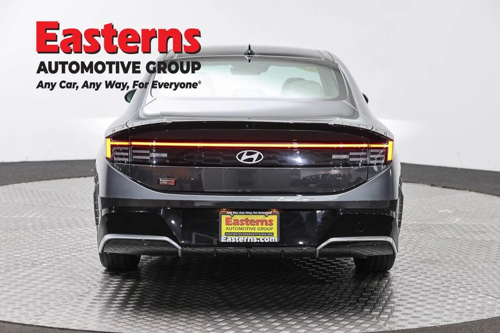 Used 2024 Gray Hyundai SEL image 6