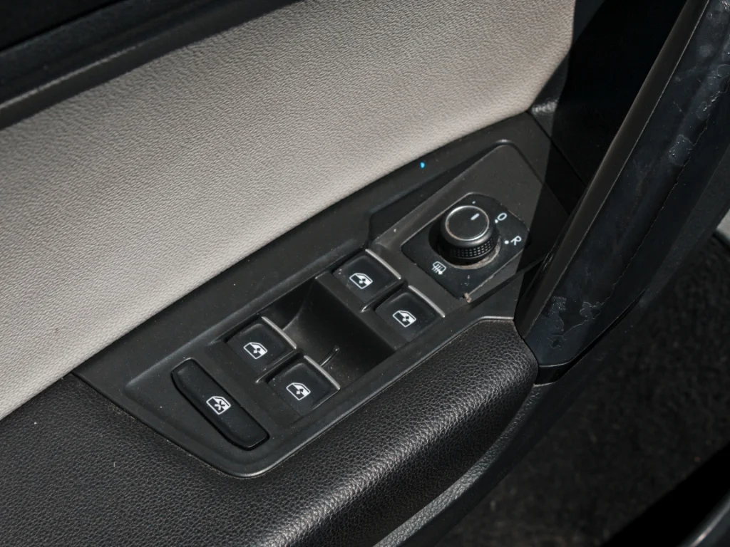 Used 2019 Deep Black Pearl Volkswagen SE image 8