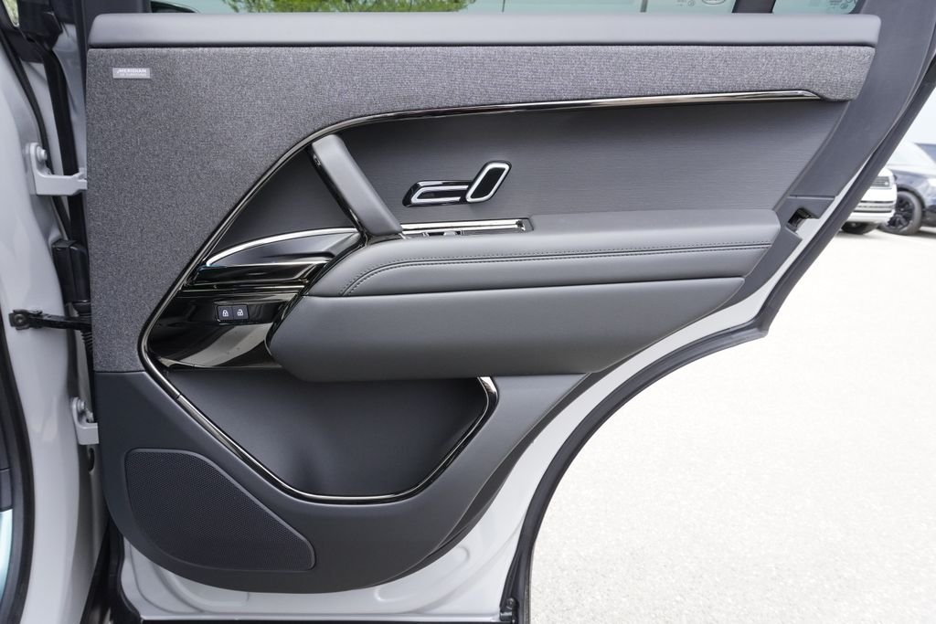 New 2026 Borasco Grey Land Rover SE image 25