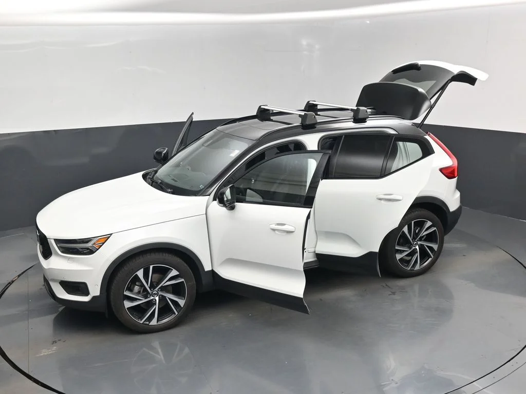 Used 2022 White Volvo R-Design image 20