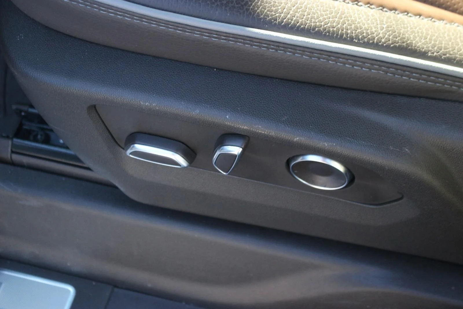 Used 2025 White Frost Tricoat GMC Denali image 18