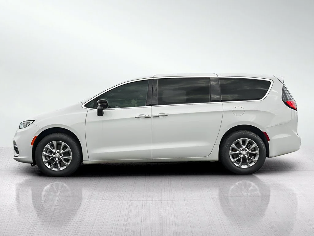 New 2026 Bright White Clearcoat Chrysler Select image 4