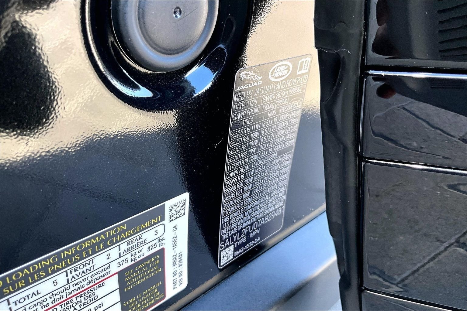 New 2026 Santorini Black Land Rover Dynamic SE image 13
