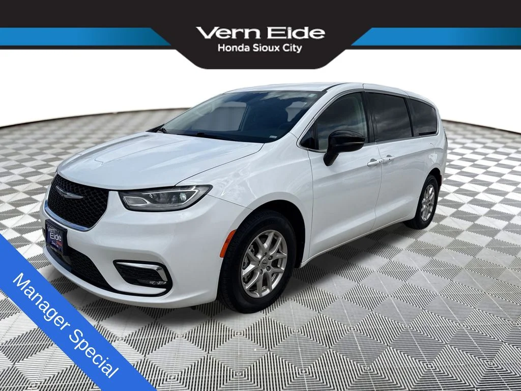 2024 Chrysler Pacifica Touring L's photo