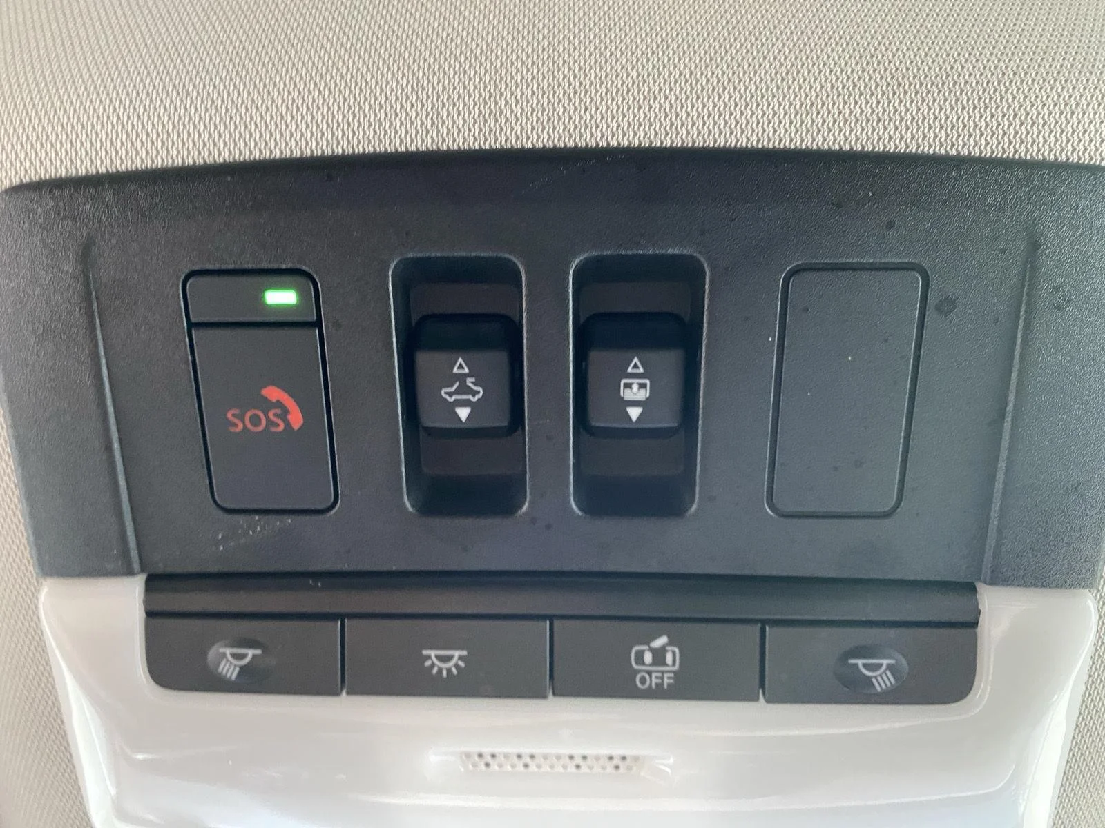 Used 2022 Pearl White Tricoat Nissan Platinum image 25