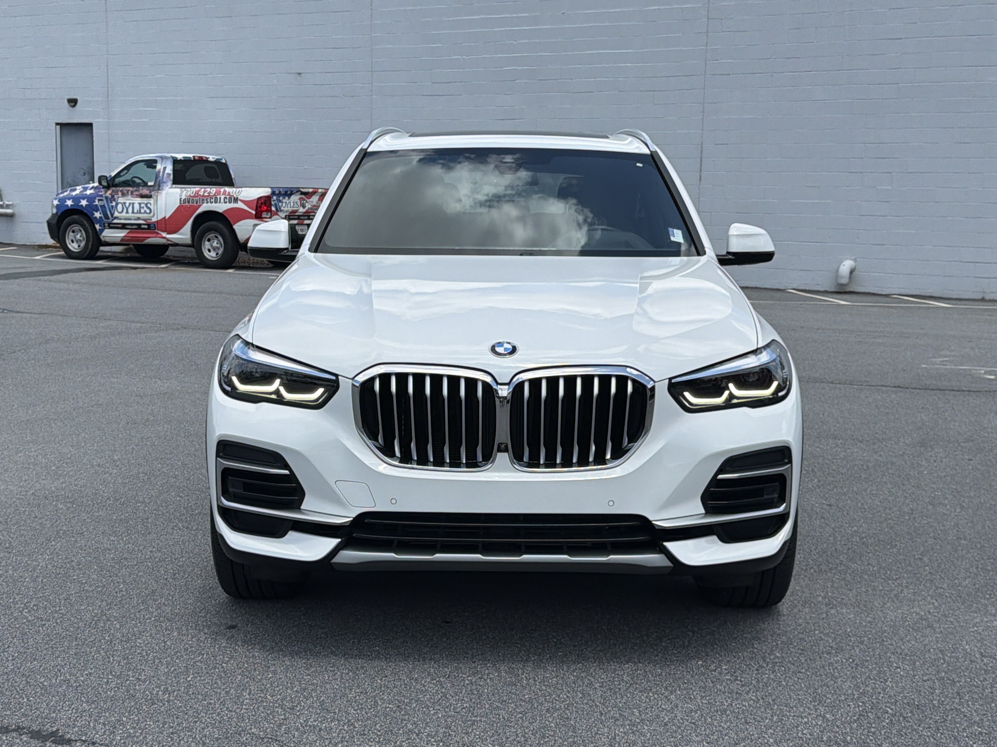 Used 2022 Alpine White BMW sDrive40i image 2