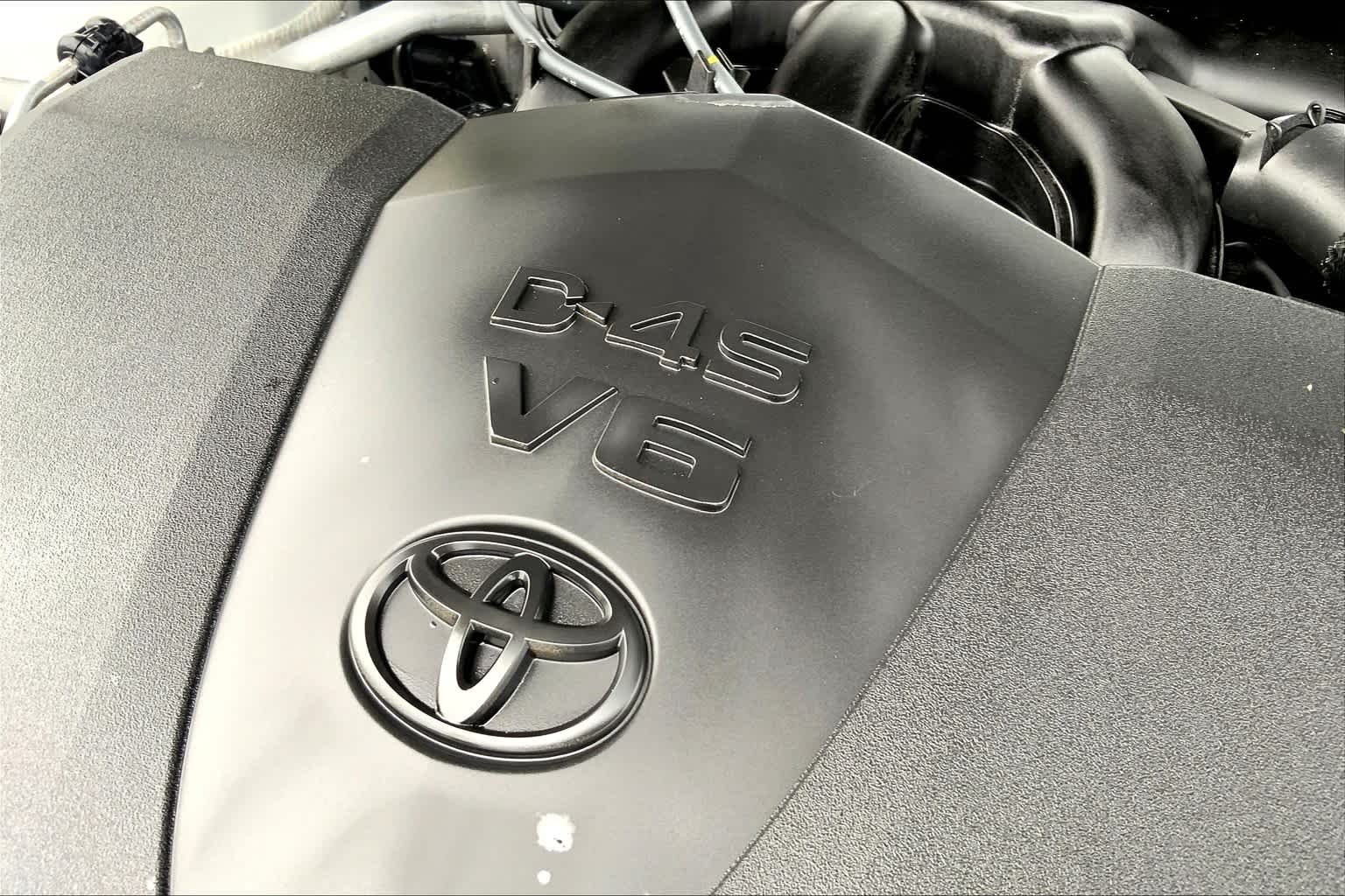 Used 2018 Wind Chill Pearl Toyota XSE V6 image 29