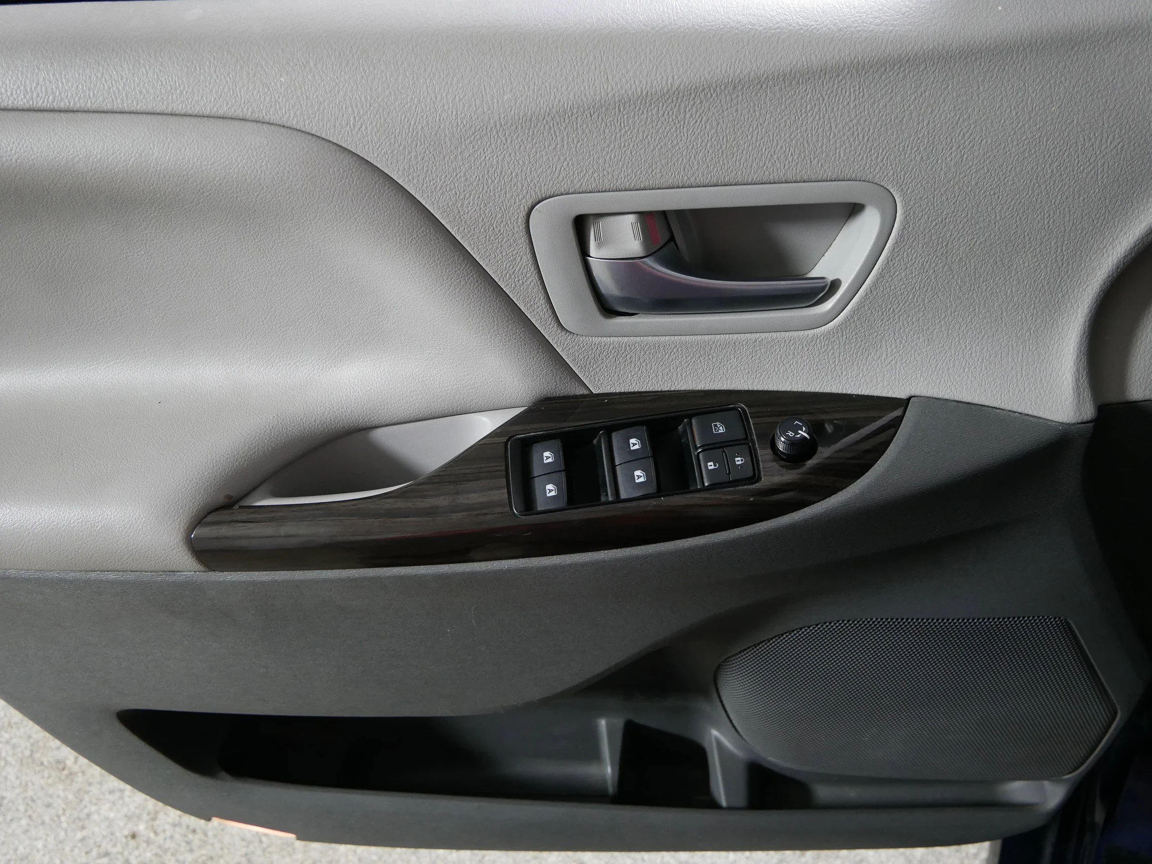 Used 2018 Parisian Night Pearl Toyota XLE image 19