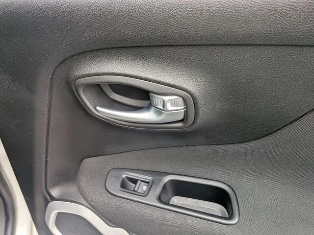 Used 2019 White Jeep Latitude image 32