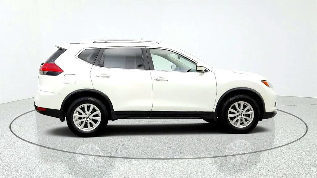 Used 2019 Pearl White Tricoat Nissan FWD SV image 4