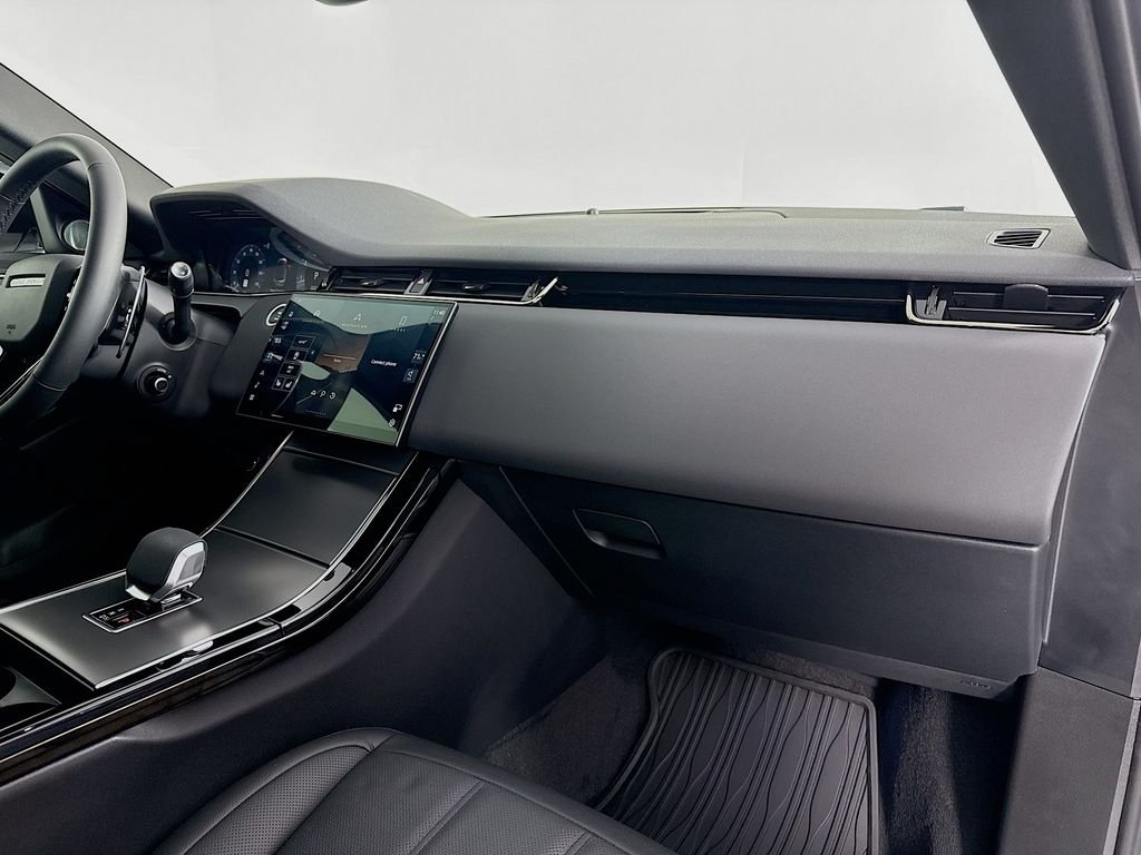 Used 2025 White Land Rover Dynamic image 30