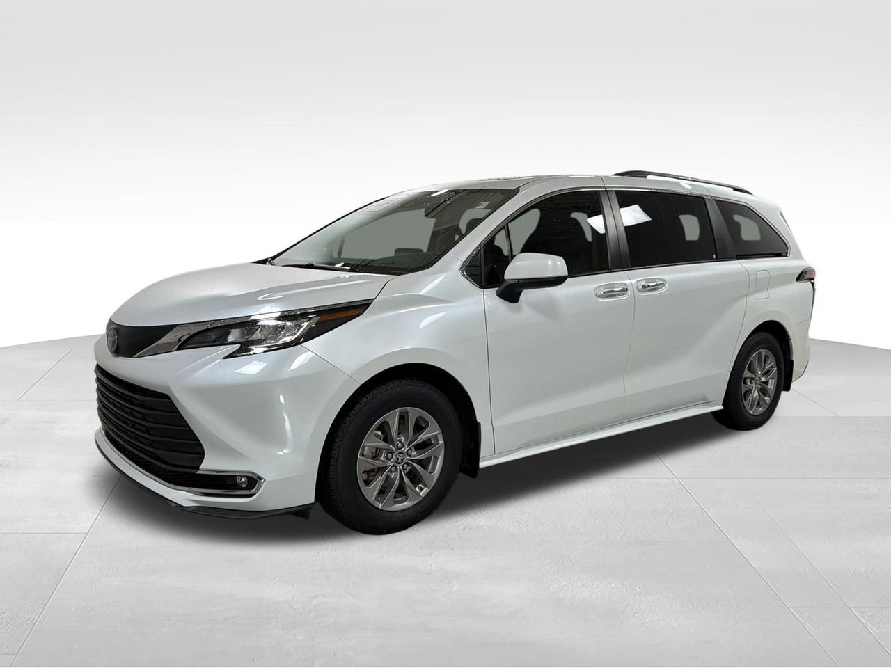 2022 Toyota Sienna XLE 8-Passenger Hybrid FWD's photo