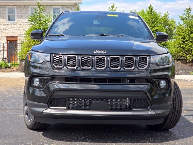 New 2026 Diamond Black Crystal Pearl-Coat Exterior Paint Jeep Limited image 3