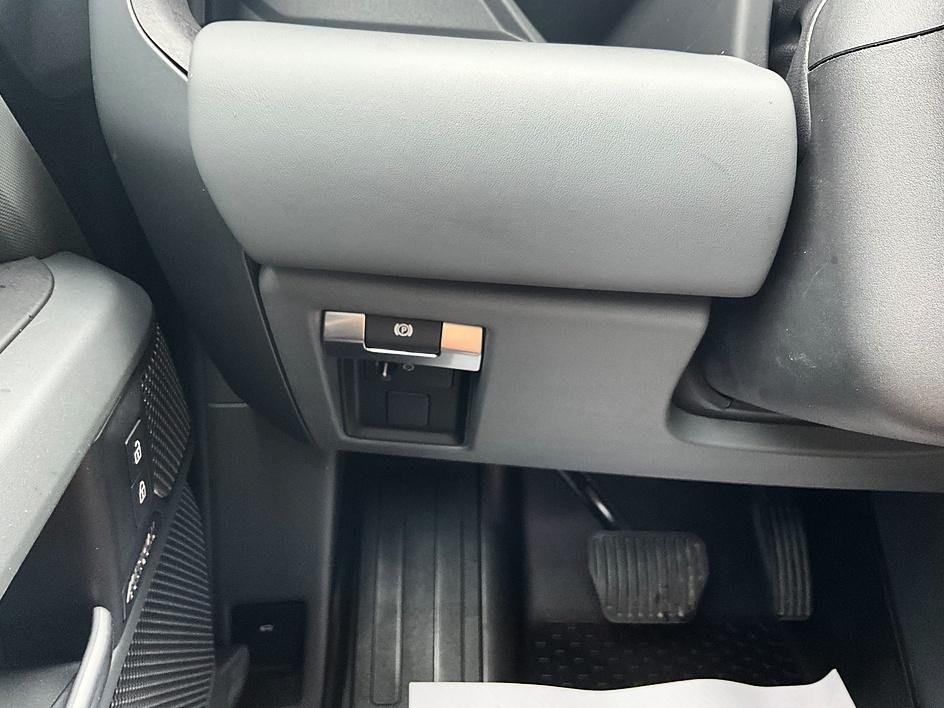 Used 2024 Black Land Rover X-Dynamic SE image 19