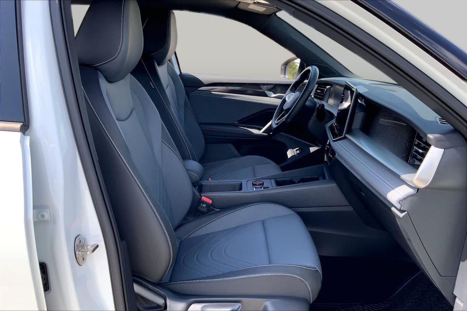 Used 2025  Deep Black Roof Volkswagen SE R-Line Black image 9
