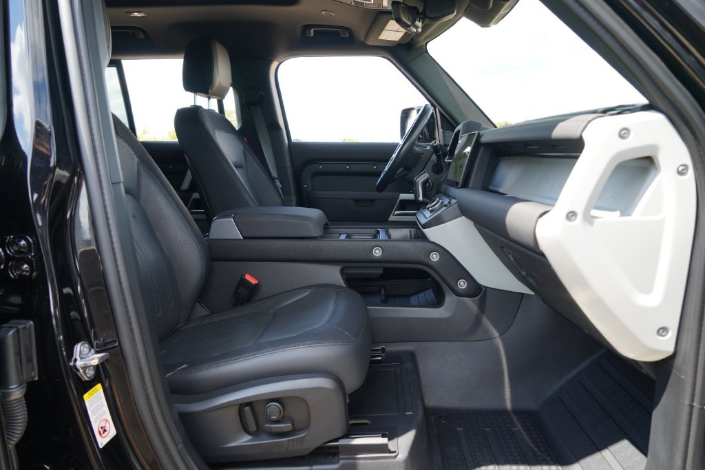 Used 2022  Land Rover X-Dynamic SE image 25