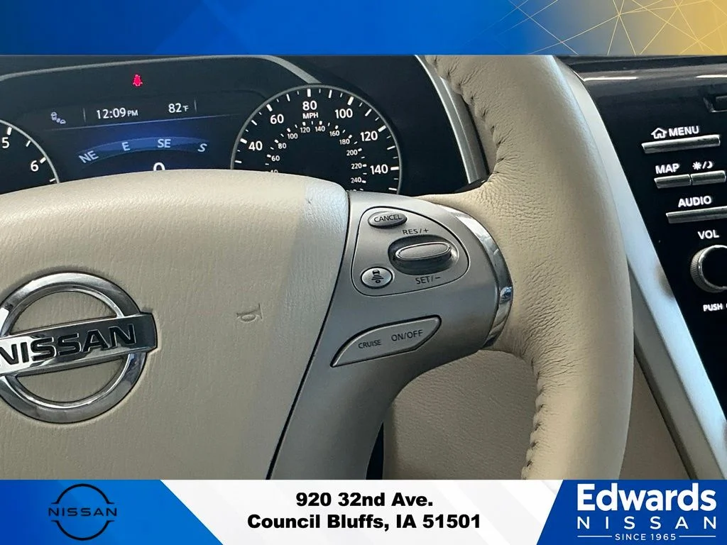 Used 2018 Red Nissan SL image 21