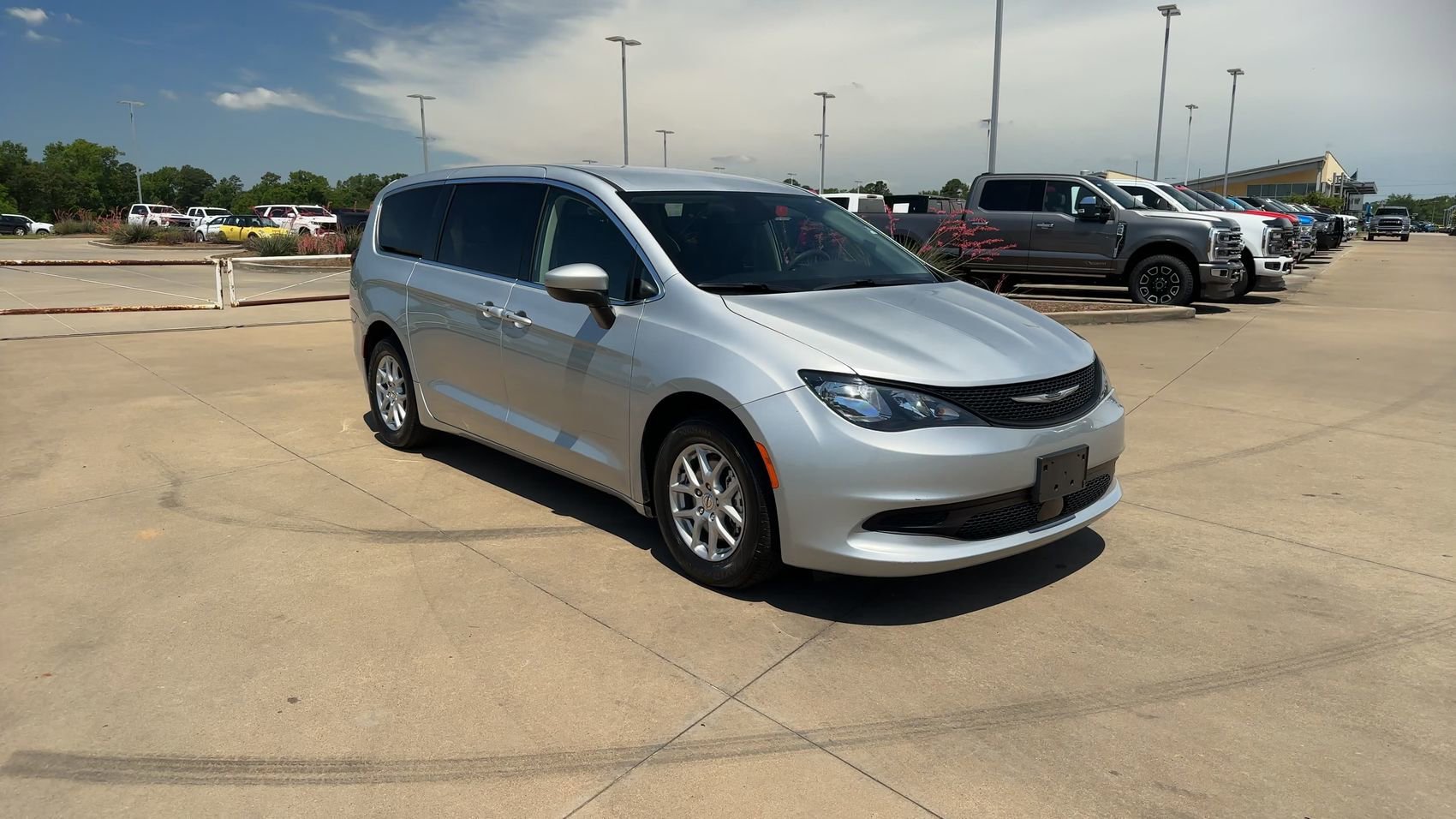 2023 Chrysler Voyager LX photo 2