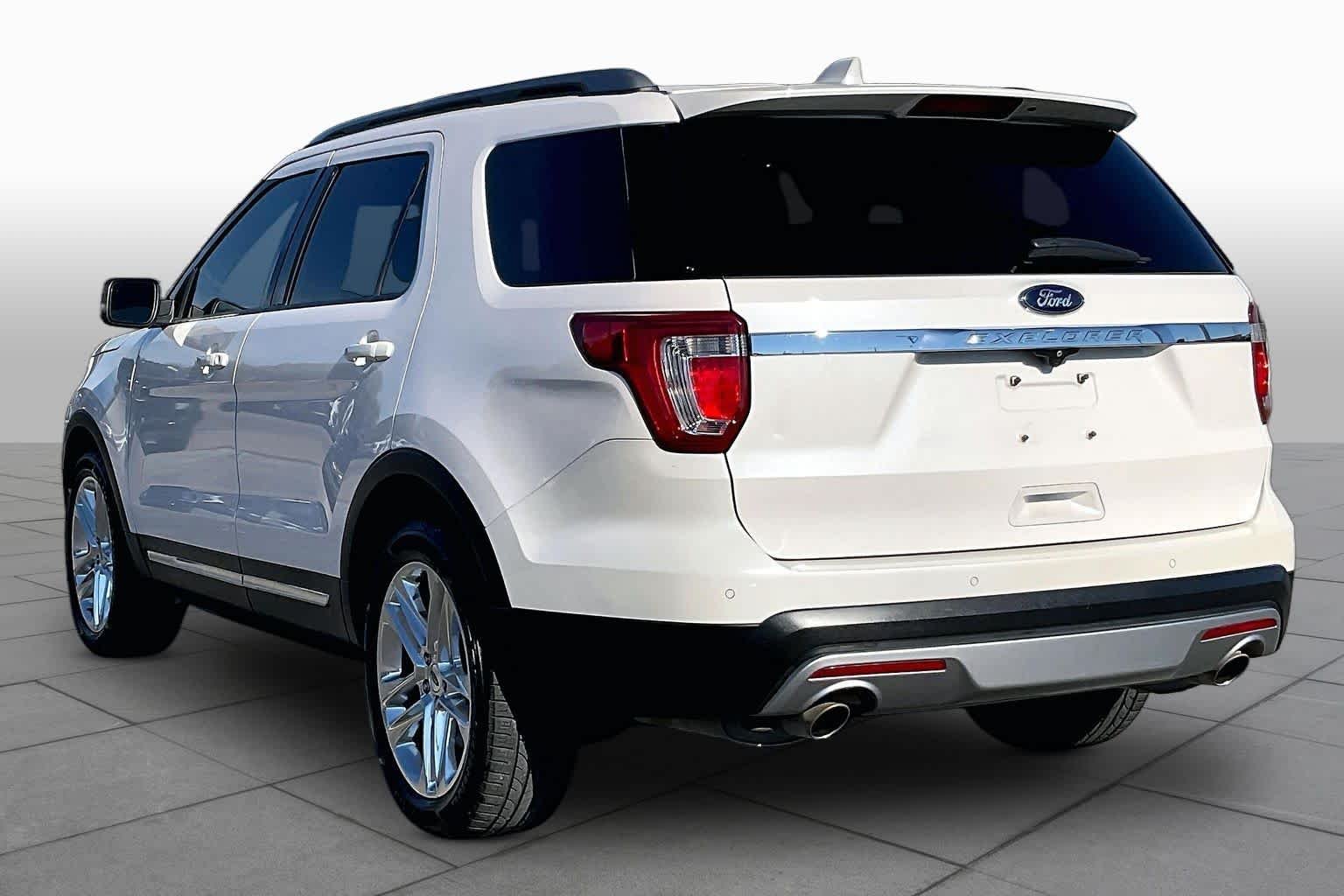 Used 2017 White Platinum Metallic Tri-Coat Ford XLT image 11