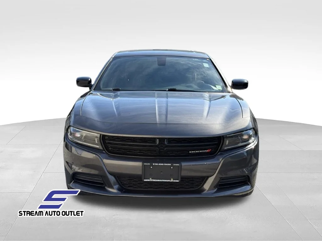 Used 2023 Gray Dodge SXT image 2