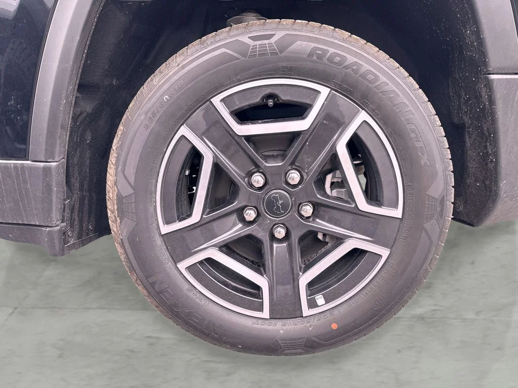 New 2026 Diamond Black Crystal Pearlcoat Jeep Laredo image 22