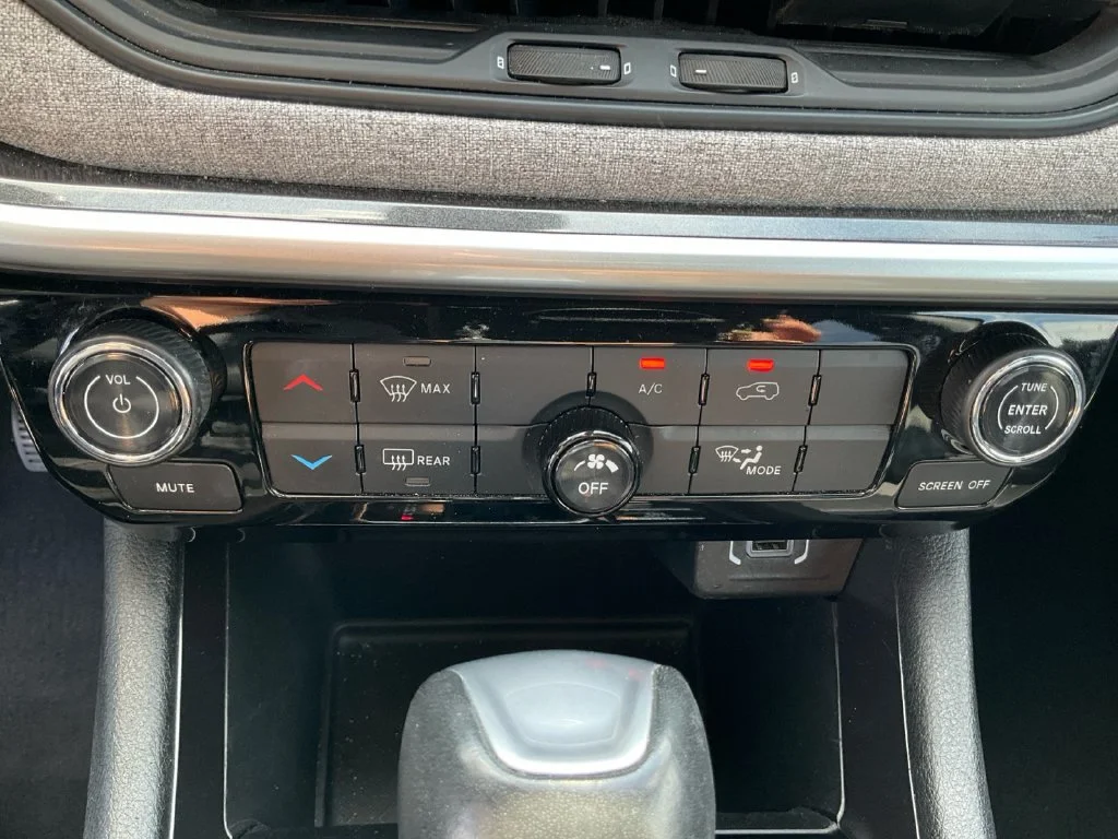 Used 2024 Black Jeep Latitude image 21