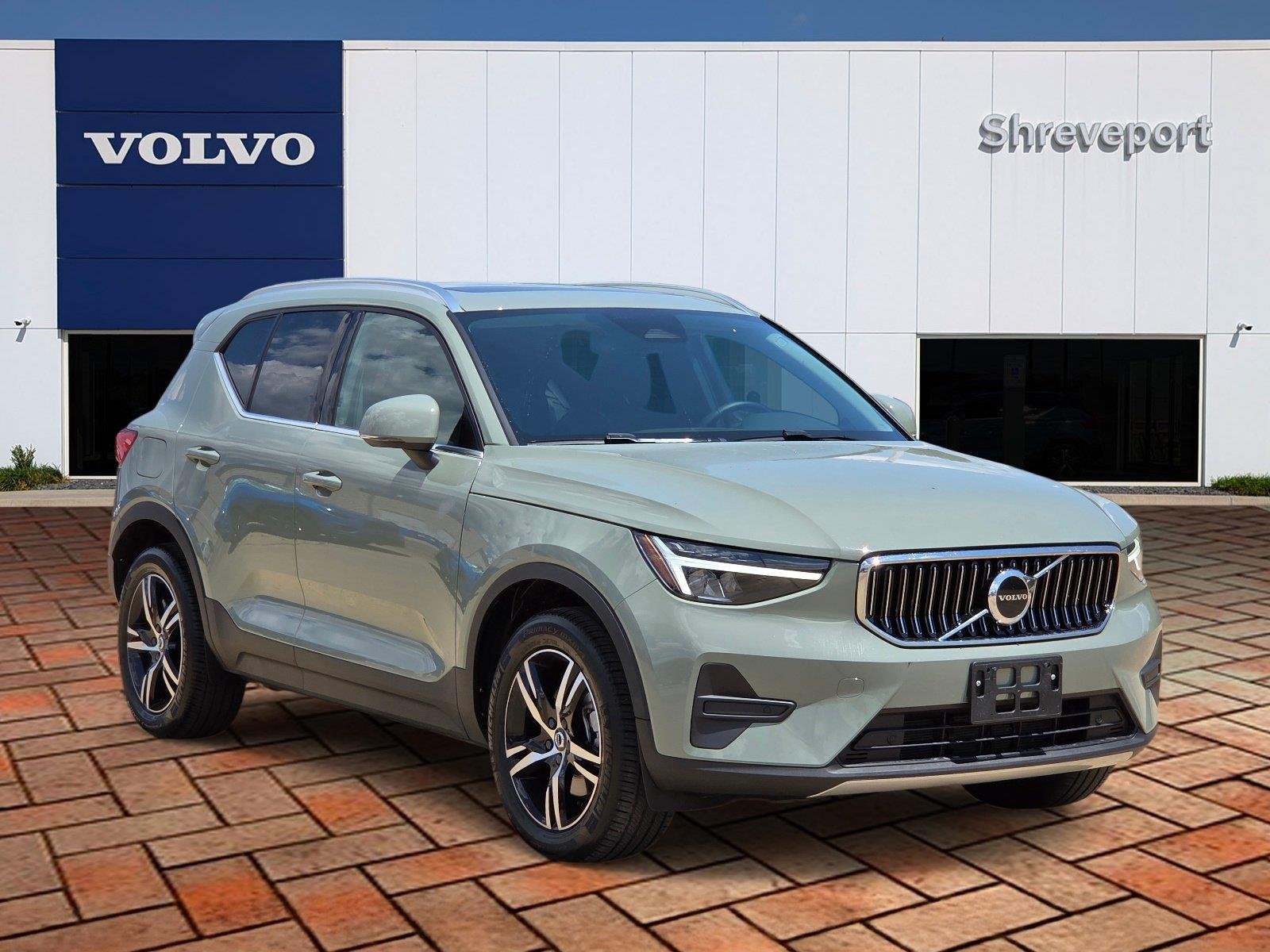 Used 2025 Sage Green Metallic Volvo Core Bright Theme image 3