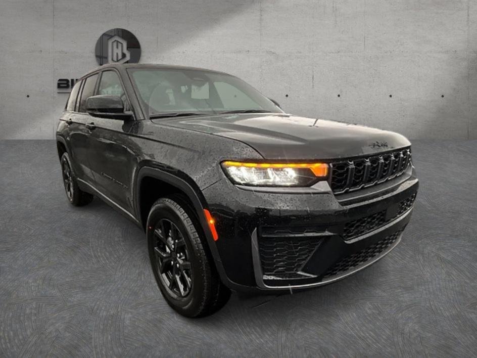 New 2026 Diamond Black Crystal Pearl-Coat Exterior Paint Jeep Laredo Altitude image 4