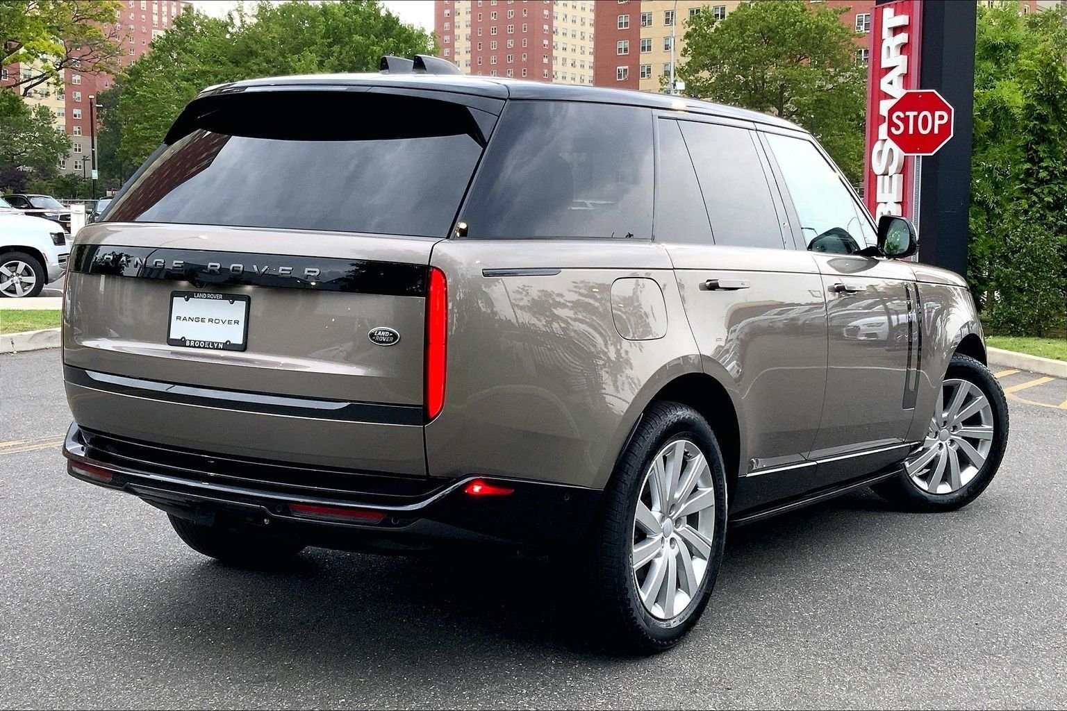 Used 2023 Batumi Gold Premium Metallic Land Rover SE image 12