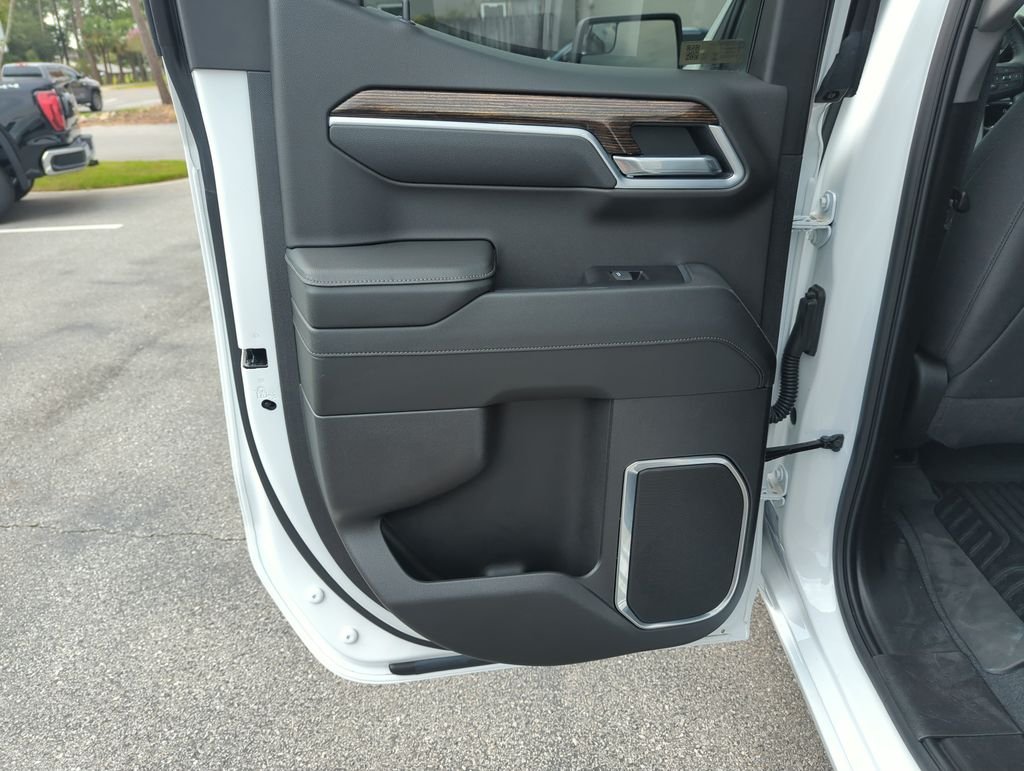 Used 2025 White GMC Elevation image 26