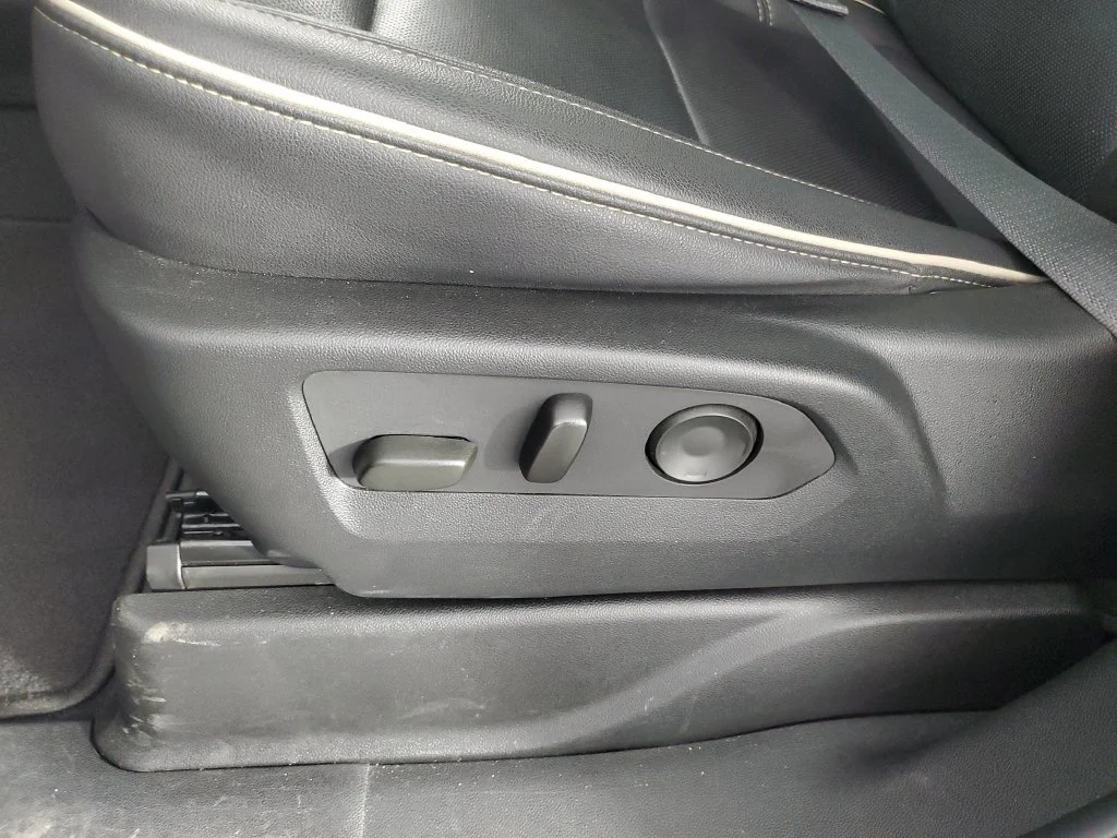 Used 2023 BLACK Chevrolet Premier image 31
