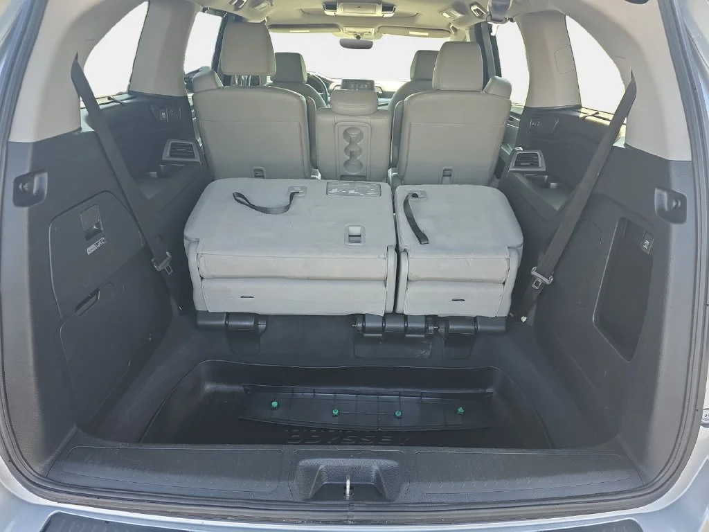 Used 2019 Lunar Silver Metallic Honda Touring image 23