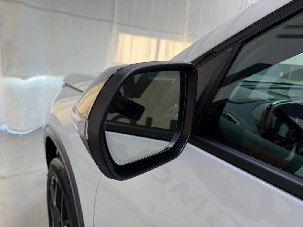 New 2026 Polar White Tricoat Chevrolet RS image 9