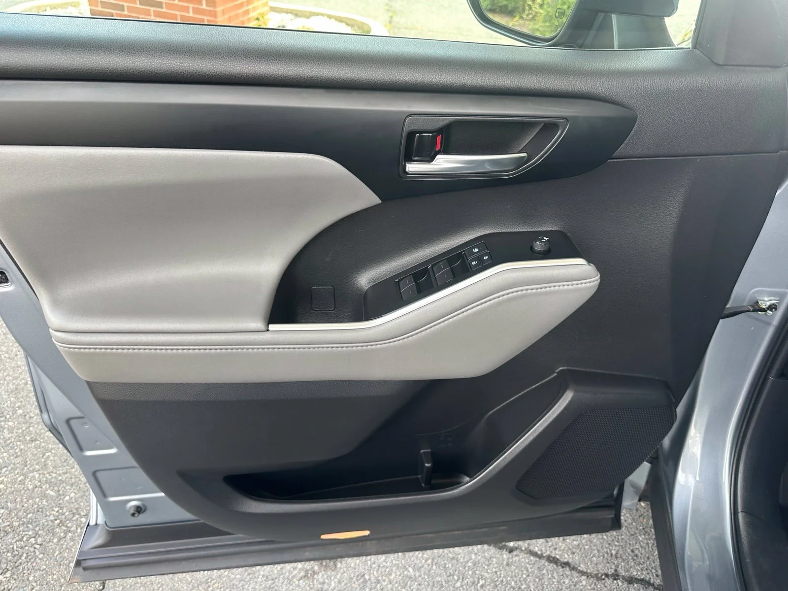 Used 2022  Toyota XLE image 26