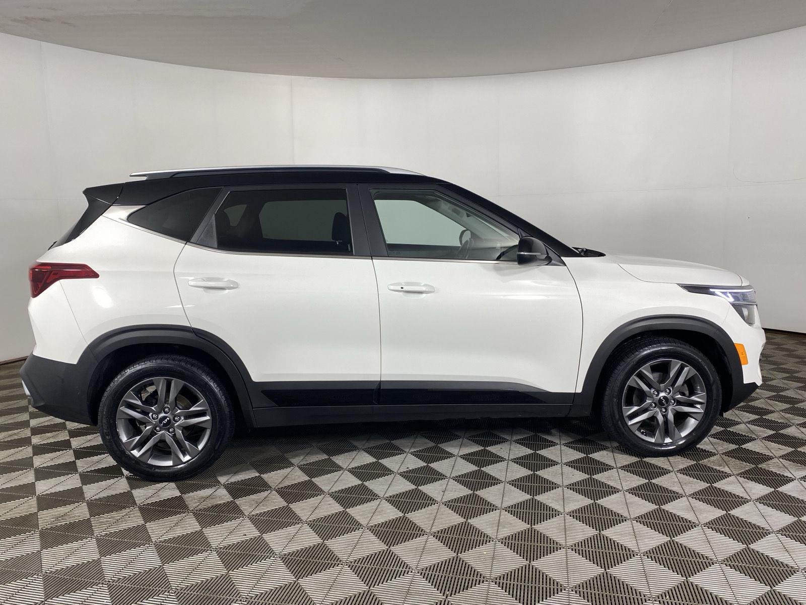 Used 2022 Clear White/Black Roof Kia S image 8